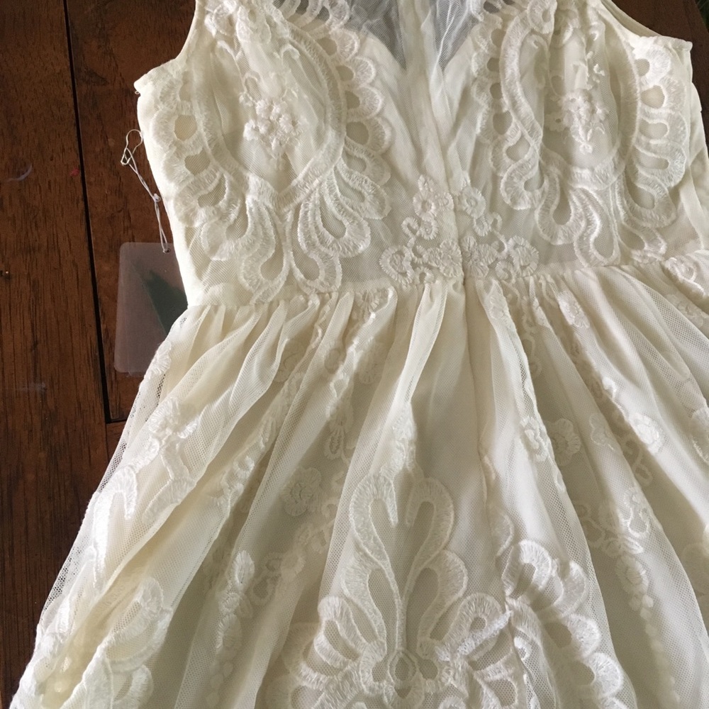 White lace dress- perfect for spring! - Picture 3 of 3